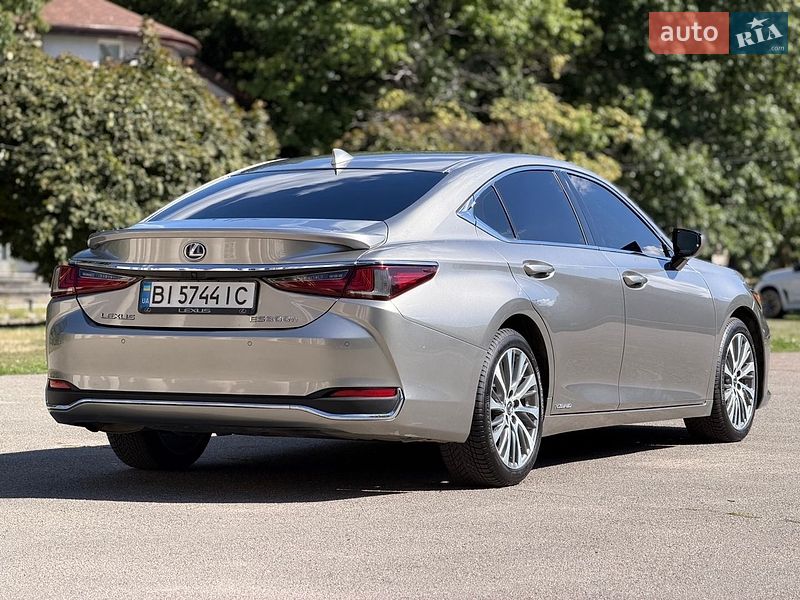 Седан Lexus ES 2019 в Киеве
