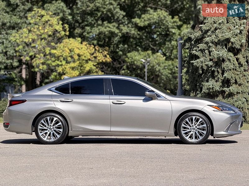 Седан Lexus ES 2019 в Киеве