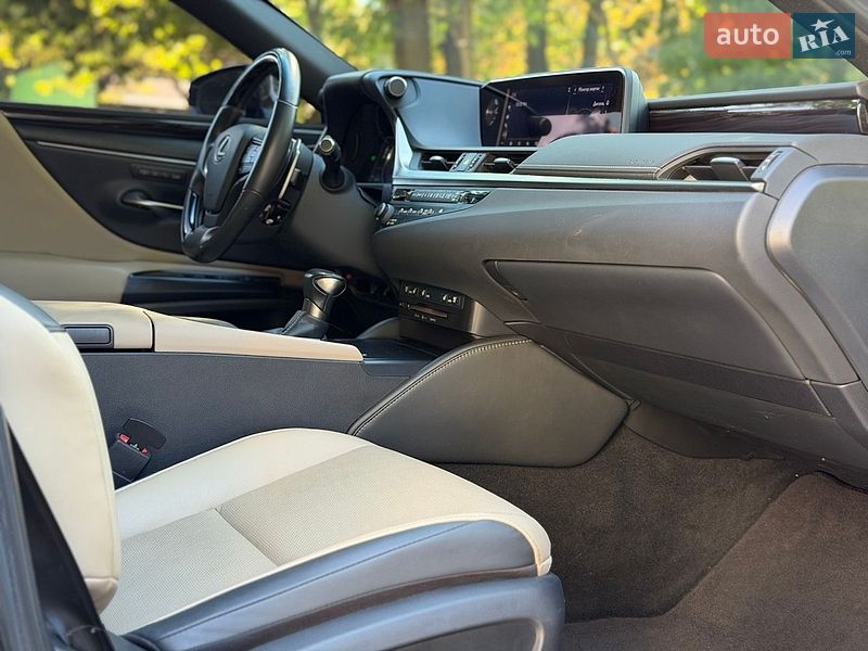 Седан Lexus ES 2019 в Киеве