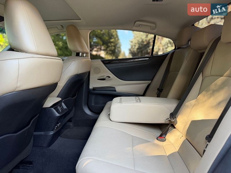 Седан Lexus ES 2019 в Киеве