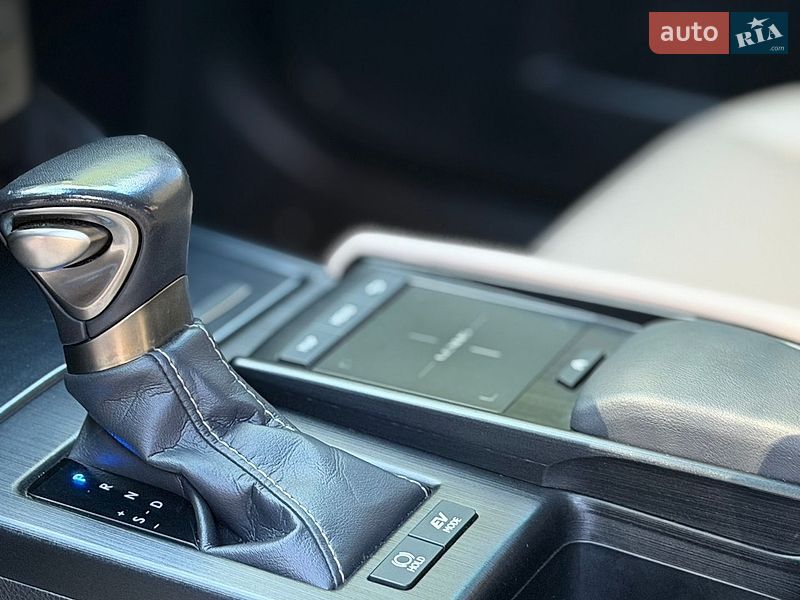 Седан Lexus ES 2019 в Киеве
