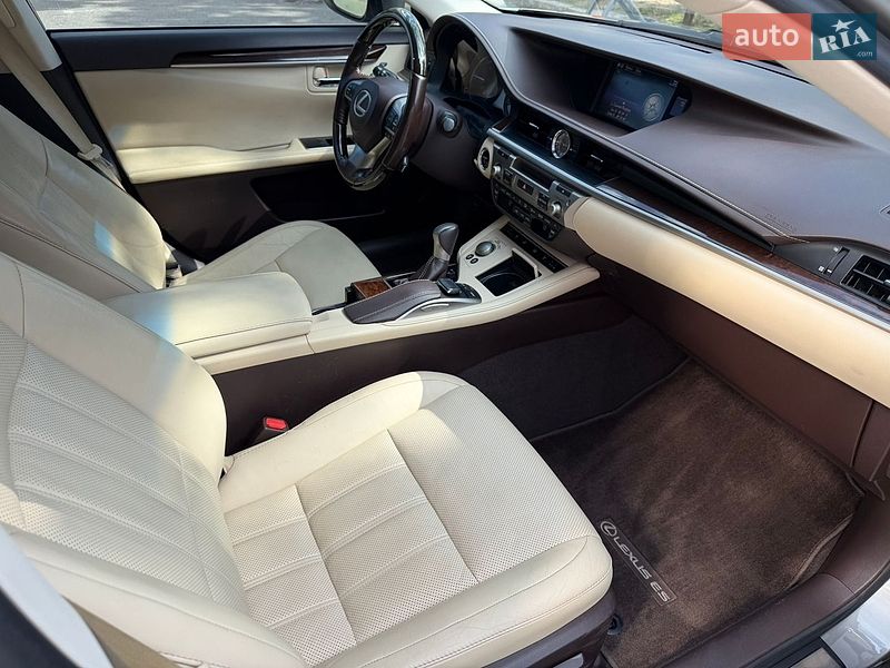 Седан Lexus ES 2016 в Киеве