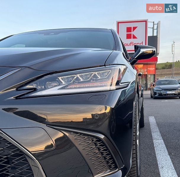 Lexus ES 2019