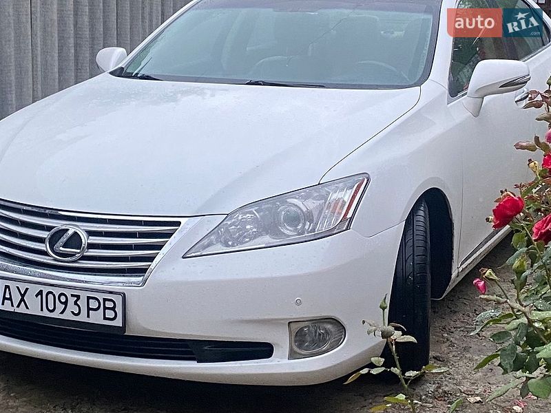 Седан Lexus ES 2012 в Южном