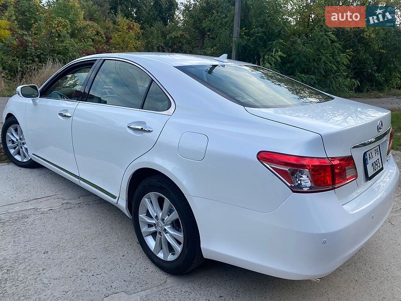 Седан Lexus ES 2012 в Южном