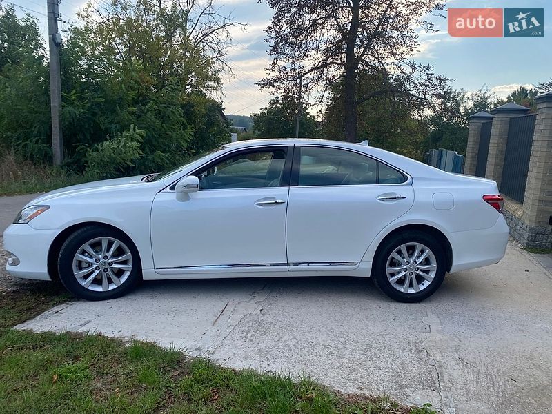 Седан Lexus ES 2012 в Южном