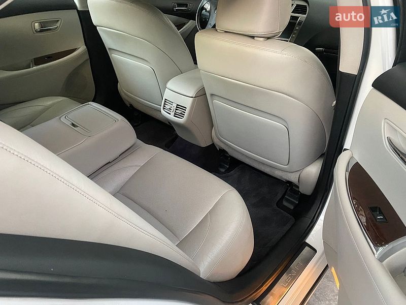 Седан Lexus ES 2012 в Южном