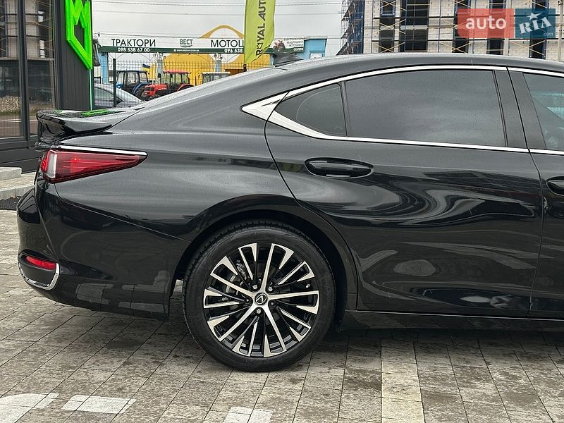 Седан Lexus ES 2023 в Львове