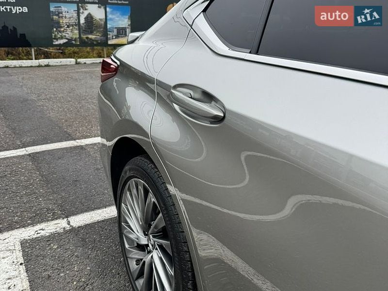 Седан Lexus ES 2024 в Черновцах