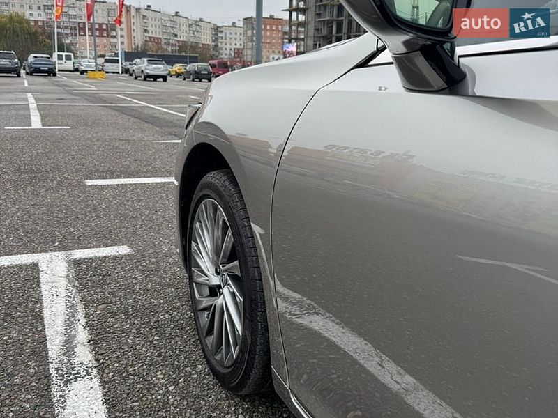 Седан Lexus ES 2024 в Черновцах