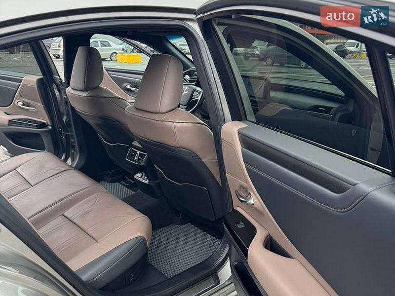 Седан Lexus ES 2024 в Черновцах