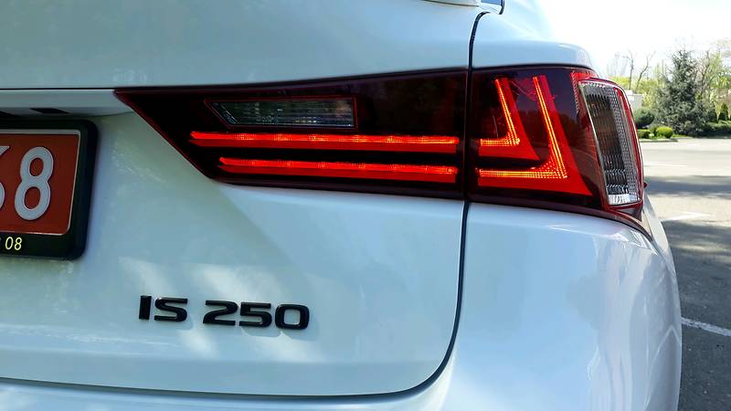 Седан Lexus IS 2015 в 
