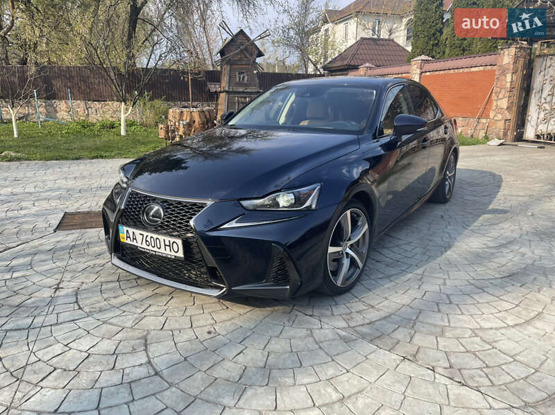 Седан Lexus IS 2017 в 