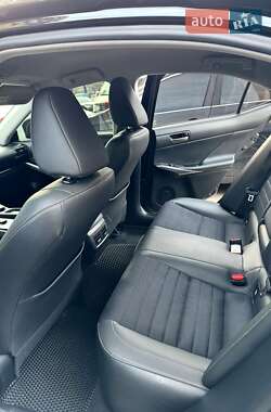 Седан Lexus IS 2017 в 