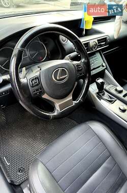 Седан Lexus IS 2017 в 