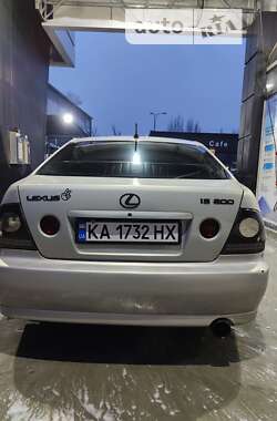 Седан Lexus IS 2000 в 
