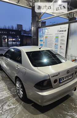 Седан Lexus IS 2000 в 