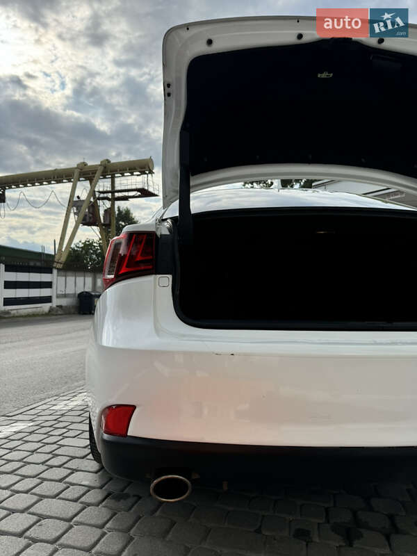 Седан Lexus IS 2016 в Львове