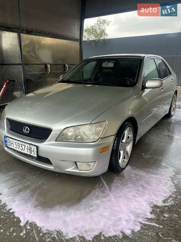 Седан Lexus IS 2002 в Фонтанке