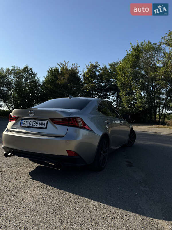 Седан Lexus IS 2015 в Лубнах