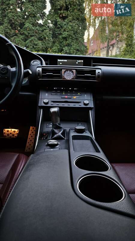 Седан Lexus IS 2016 в Тернополі