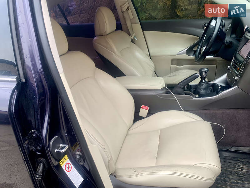 Седан Lexus IS 2011 в Кривом Роге