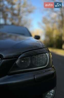 Седан Lexus IS 2000 в 