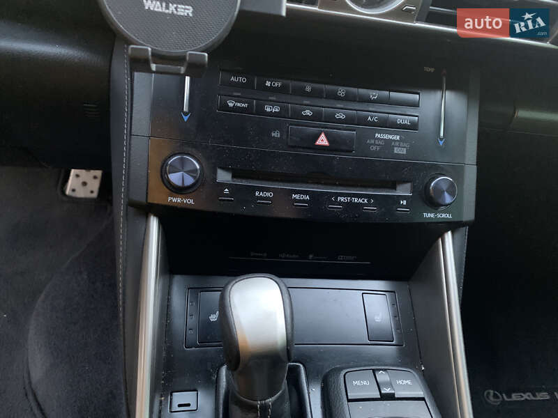 Седан Lexus IS 2014 в Львові
