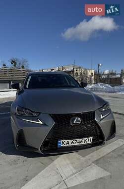 Седан Lexus IS 2018 в 