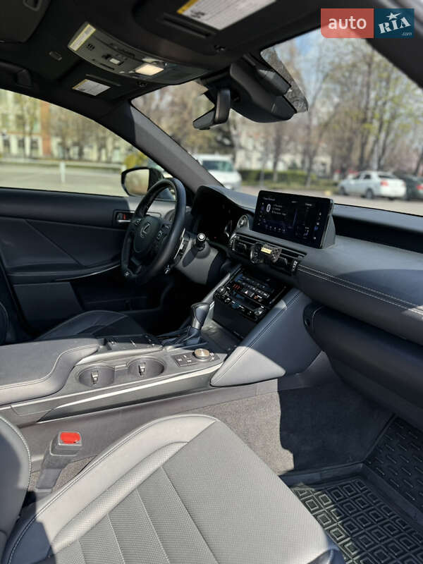 Седан Lexus IS 2023 в Дніпрі фото 29 Седан Lexus IS 2023 в Дніпрі