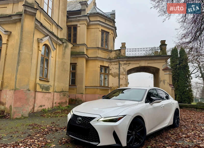 Седан Lexus IS 2022 в 