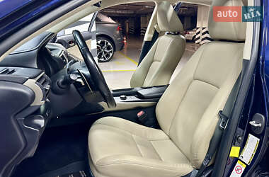 Седан Lexus IS 2017 в 