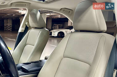 Седан Lexus IS 2017 в 