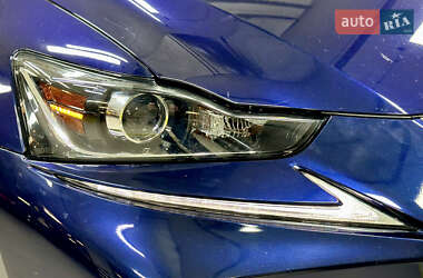 Седан Lexus IS 2017 в 