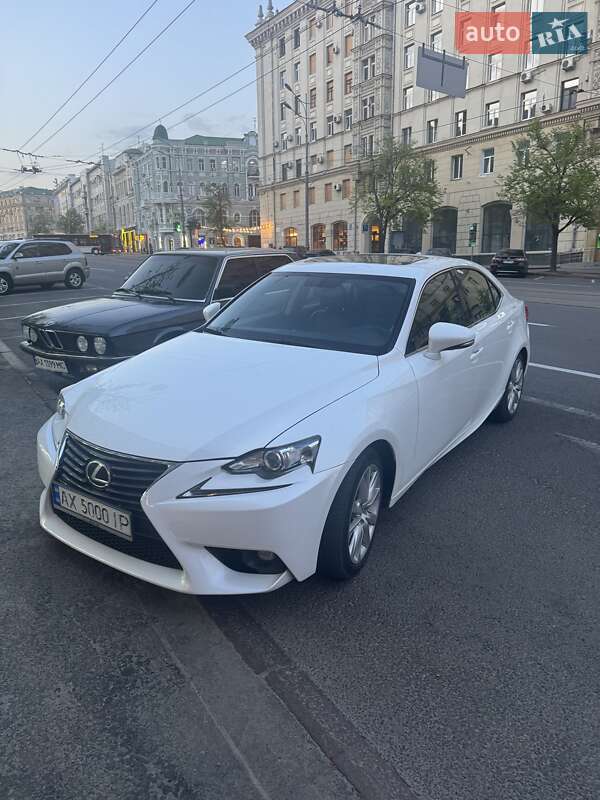 Седан Lexus IS 2015 в 