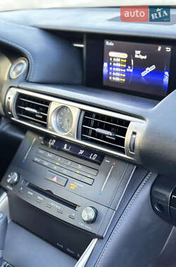 Седан Lexus IS 2016 в 
