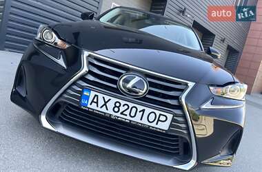 Седан Lexus IS 2017 в 