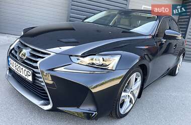 Седан Lexus IS 2017 в 