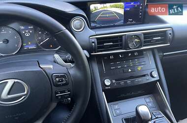 Седан Lexus IS 2017 в 