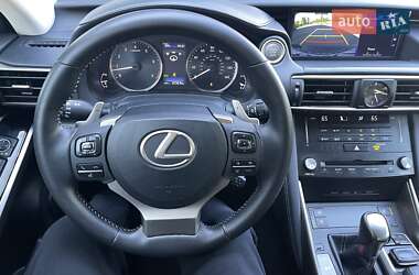 Седан Lexus IS 2017 в 