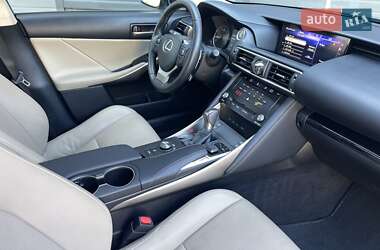 Седан Lexus IS 2017 в 