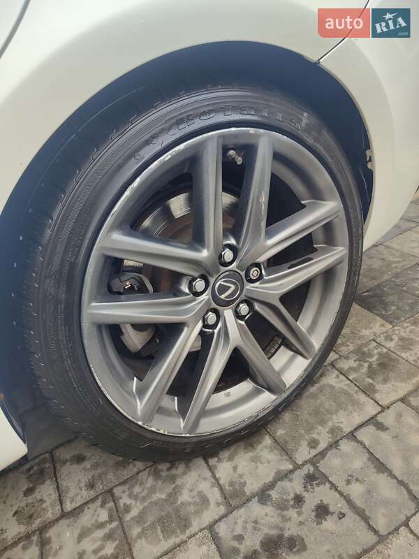 Седан Lexus IS 2016 в Ужгороде