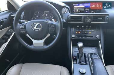 Седан Lexus IS 2017 в 
