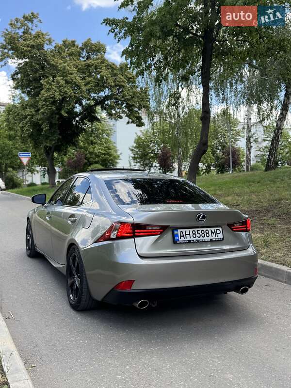 Седан Lexus IS 2015 в Краматорске