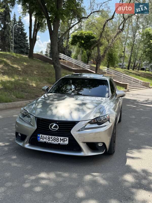Седан Lexus IS 2015 в Краматорске