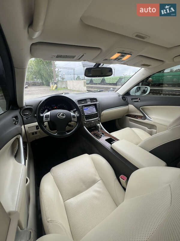 Седан Lexus IS 2012 в Дубно