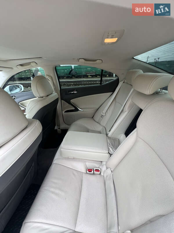Седан Lexus IS 2012 в Дубно
