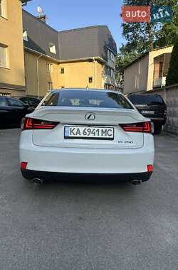 Седан Lexus IS 2015 в 