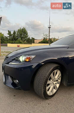 Седан Lexus IS 2015 в 