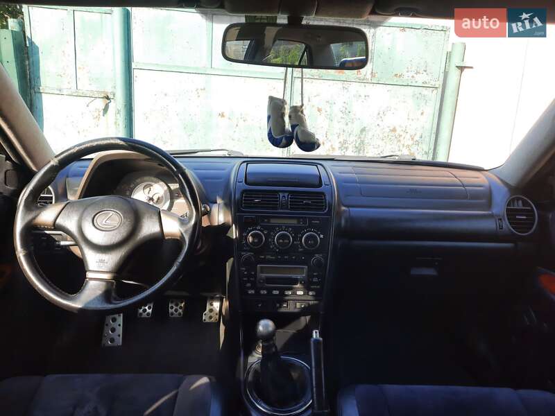 Седан Lexus IS 1999 в Краснограде